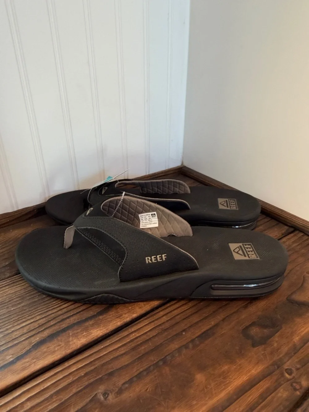 NWT Reef Men’s Fanning Black Flip Flops with built in bottle opener